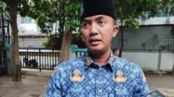 Camat Ciputat Timur Rastra Yudhatama ajak warga aktif membuat lubang biopori untuk kelola sampah dan cegah genangan air lokal