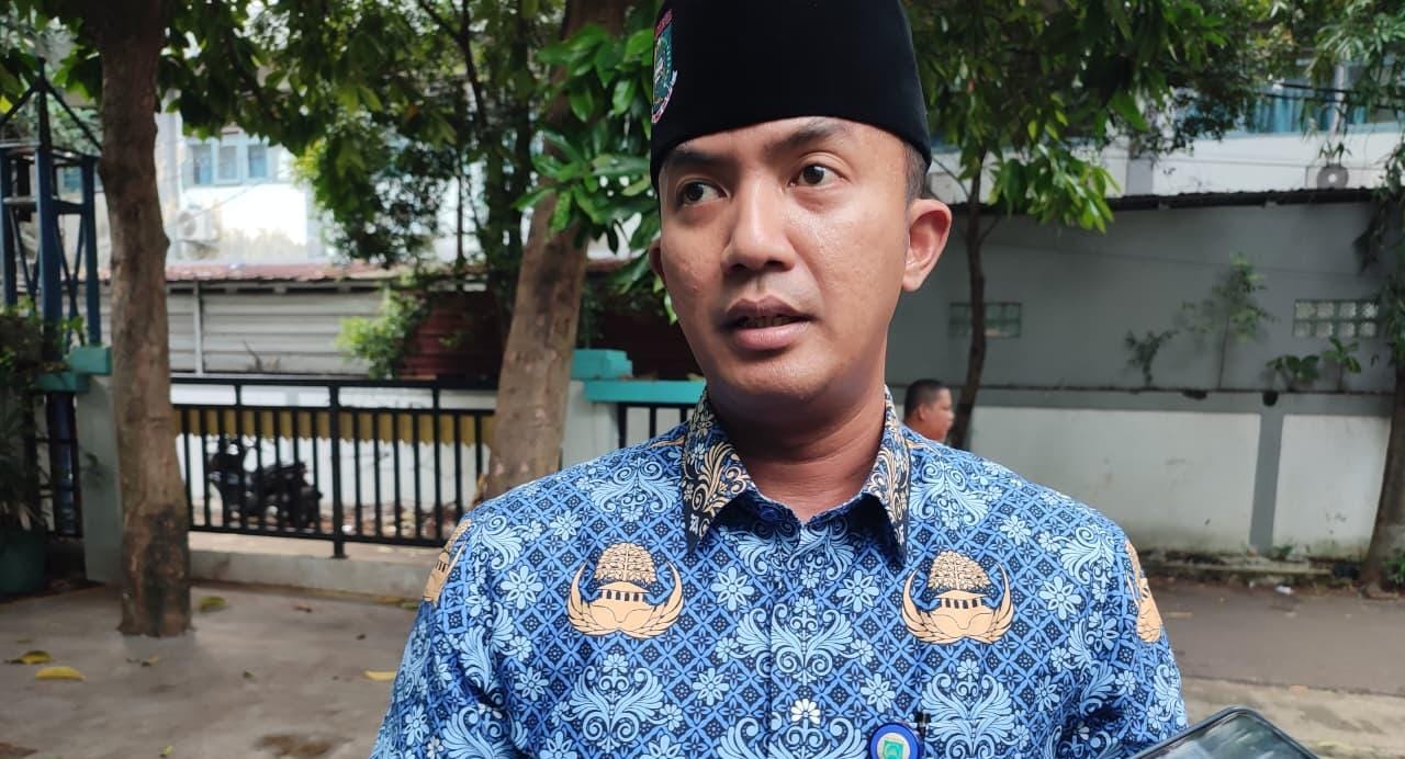 Camat Ciputat Timur Rastra Yudhatama ajak warga aktif membuat lubang biopori untuk kelola sampah dan cegah genangan air lokal