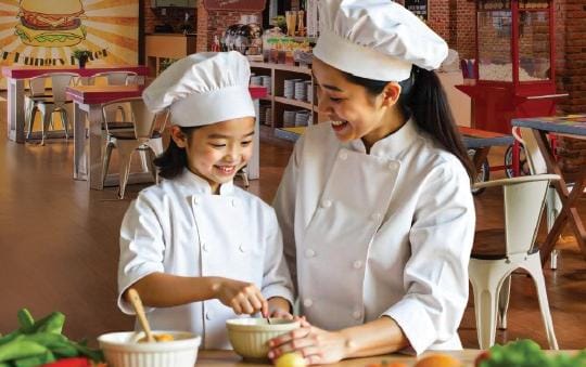 Fame Hotel Gading Serpong menghadirkan Mom & Kid Cooking Class, aktivitas seru dan edukatif untuk mempererat kebersamaan ibu dan anak.