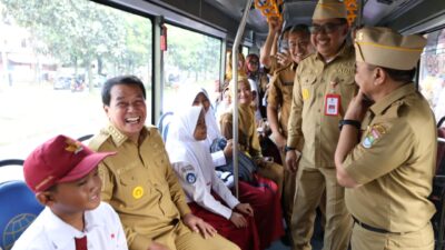 Bupati Tangerang meresmikan halte bus sekolah gratis sebagai upaya meningkatkan layanan transportasi aman dan nyaman bagi pelajar.
