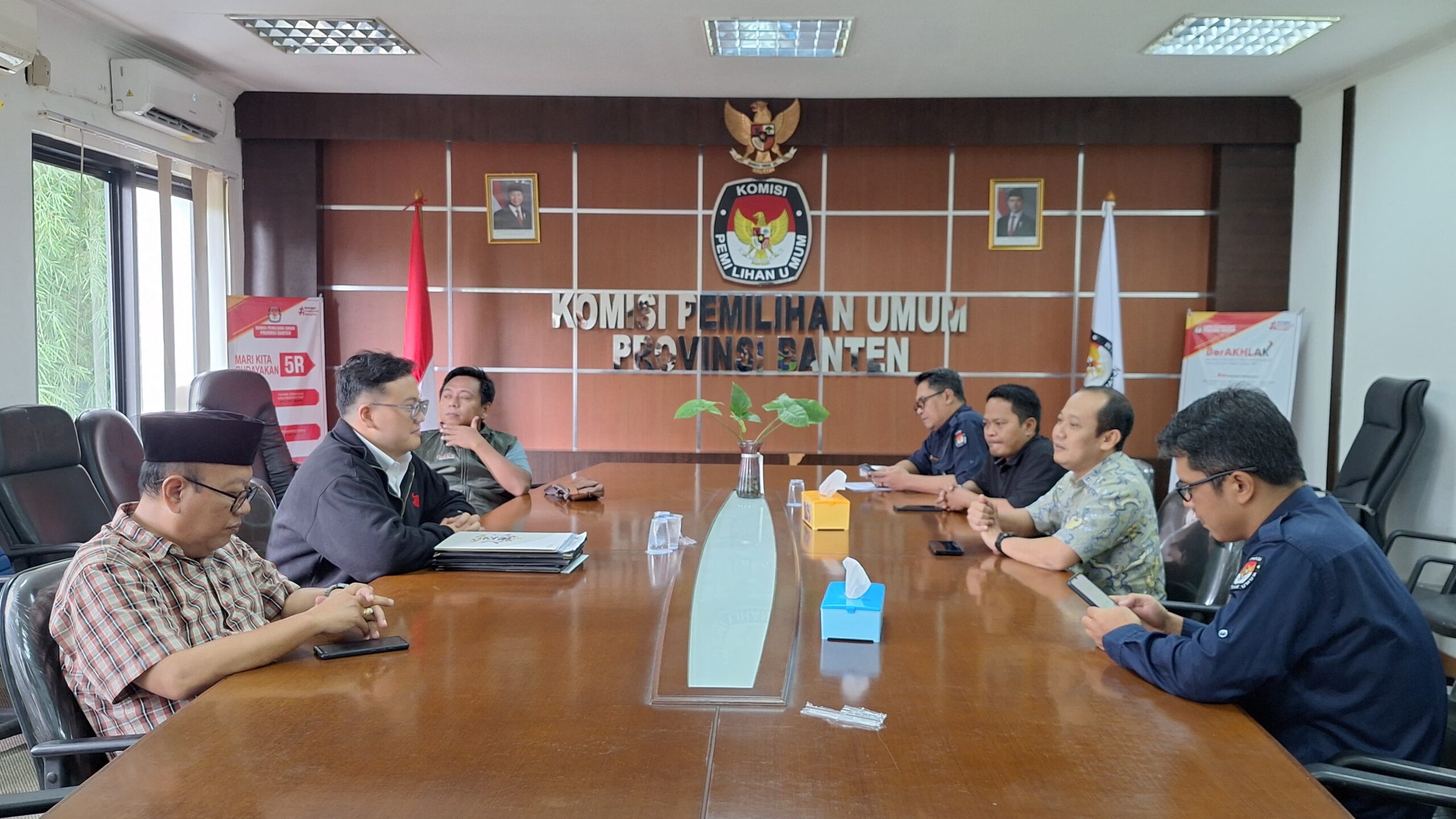 Abraham Garuda Laksono mendatangi KPU Banten membawa ijazah asli untuk menjawab isu publik soal keabsahan dokumen pendidikan.