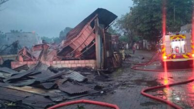 Petugas BPBD Kota Tangerang berjibaku lima jam memadamkan kebakaran lapak limbah dan restoran di Karawaci dini hari.