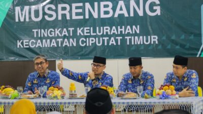 Pilar Saga Ichsan menekankan kolaborasi warga dalam pengelolaan sampah dari sumber saat Musrenbang Kelurahan Cireundeu.