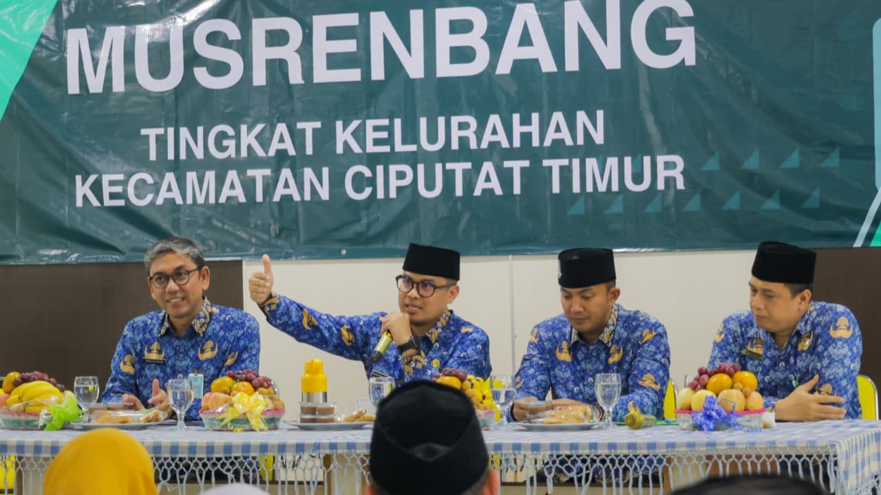Pilar Saga Ichsan menekankan kolaborasi warga dalam pengelolaan sampah dari sumber saat Musrenbang Kelurahan Cireundeu.