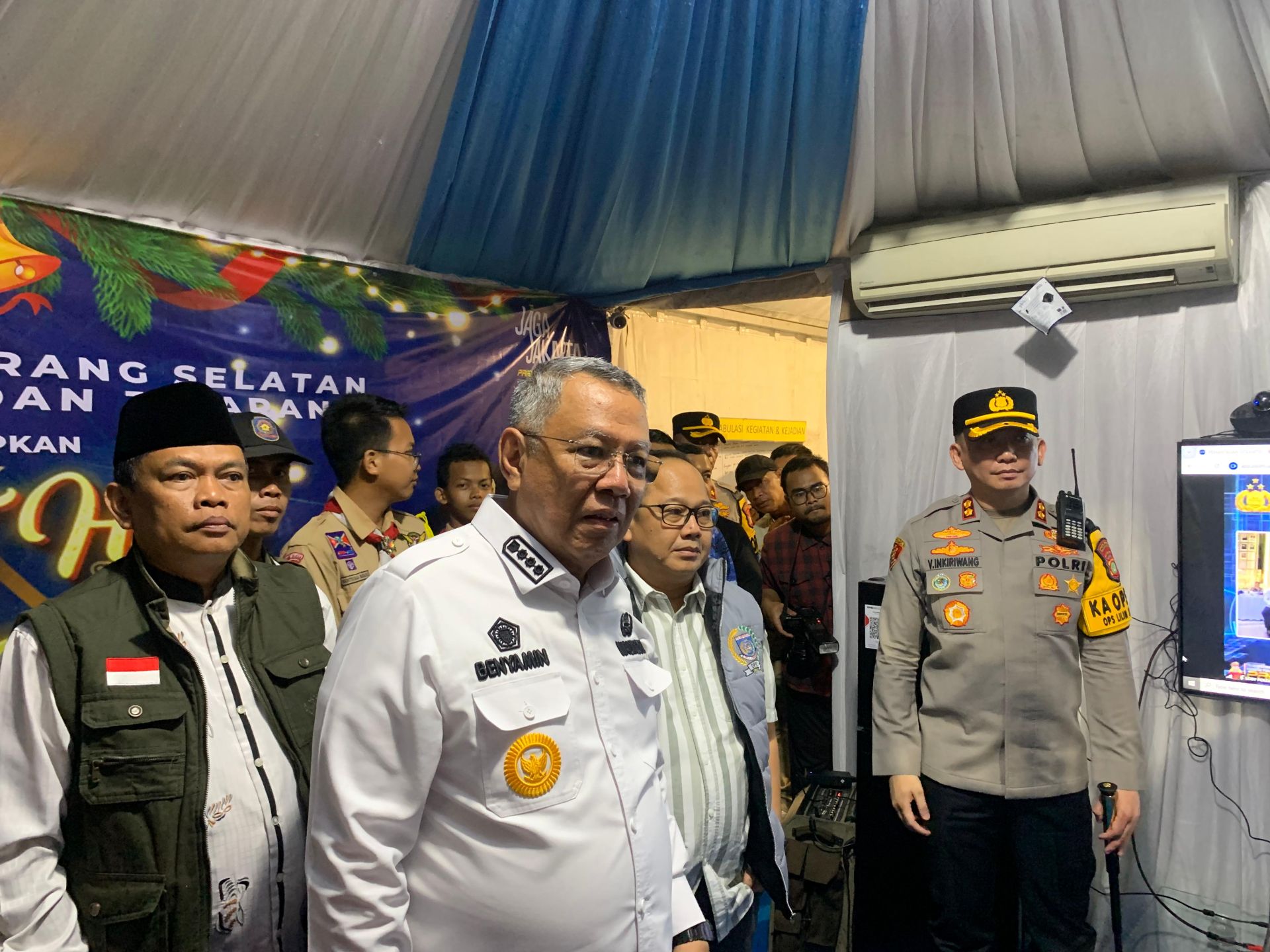 Wali Kota Tangsel Benyamin Davnie memantau malam tahun baru. Perayaan berjalan aman, tertib, dan kondusif dengan ratusan personel siaga.