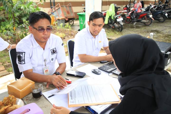 Program Nyaba Kelurahan Disdukcapil Kota Tangerang memudahkan warga mengurus akta kelahiran dan aktivasi IKD secara cepat.