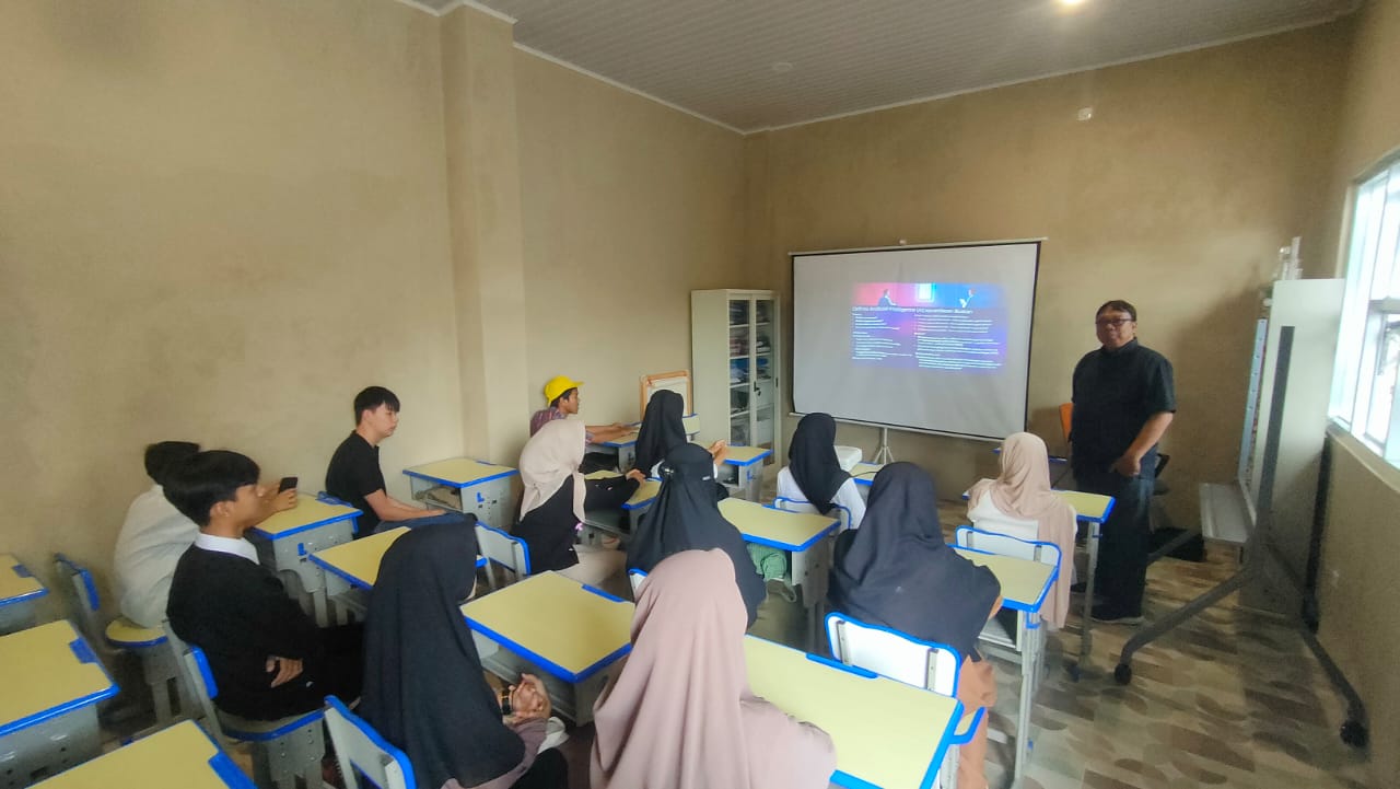 Dosen Universitas Gunadarma membekali peserta didik PKBM Tan Malaka dengan pemahaman AI untuk meningkatkan literasi digital.