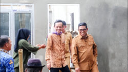 Gubernur Banten Andra Soni meninjau pembangunan rumah korban bencana dan rencana jalan desa melalui program Bang Andra di Legok.