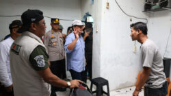 Bupati Tangerang Moch. Maesyal Rasyid meninjau lokasi puting beliung di Solear. Sebanyak 103 rumah warga terdampak.