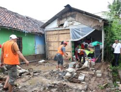 Hujan Deras dan Angin Kencang Robohkan Rumah Lansia di Kresek, Bupati Tangerang Bergerak Cepat