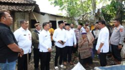 Rumah warga roboh akibat cuaca ekstrem di Kresek. Bupati Tangerang instruksikan OPD segera bangun kembali rumah terdampak.