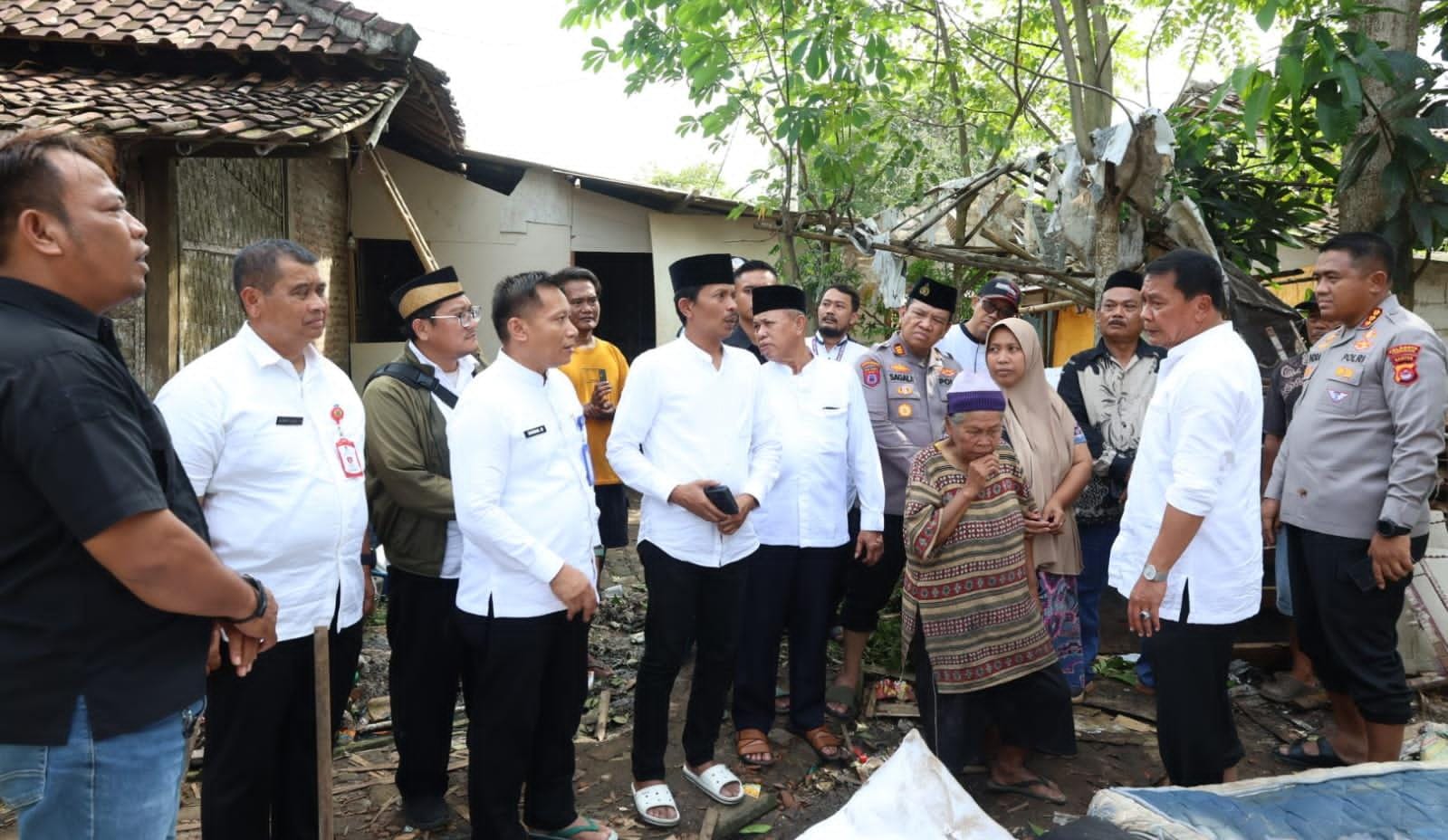 Rumah warga roboh akibat cuaca ekstrem di Kresek. Bupati Tangerang instruksikan OPD segera bangun kembali rumah terdampak.