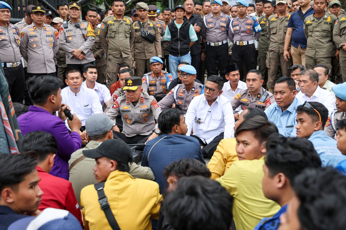 Satu tahun memimpin Gubernur Banten Andra Soni menegaskan kritik mahasiswa jadi bahan evaluasi usai dialog aksi di KP3B Serang