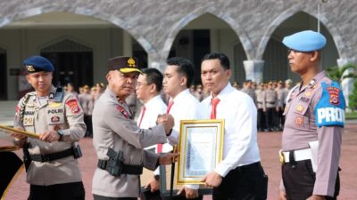 Kapolda Banten beri penghargaan kepada enam personel berprestasi atas pengungkapan kasus dan dedikasi tugas di Serang.