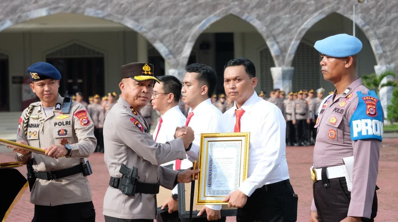 Kapolda Banten beri penghargaan kepada enam personel berprestasi atas pengungkapan kasus dan dedikasi tugas di Serang.
