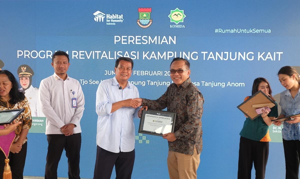 Solusi Bangun Indonesia suplai semen untuk 110 rumah nelayan di Tangerang, dukung pembangunan hunian layak dan kokoh bagi masyarakat pesisir.