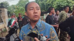 DLH Tangsel menyemprotkan Biosaka untuk menetralisir air tercemar dan mengurangi bau menyengat, sambil menunggu hasil uji lab.