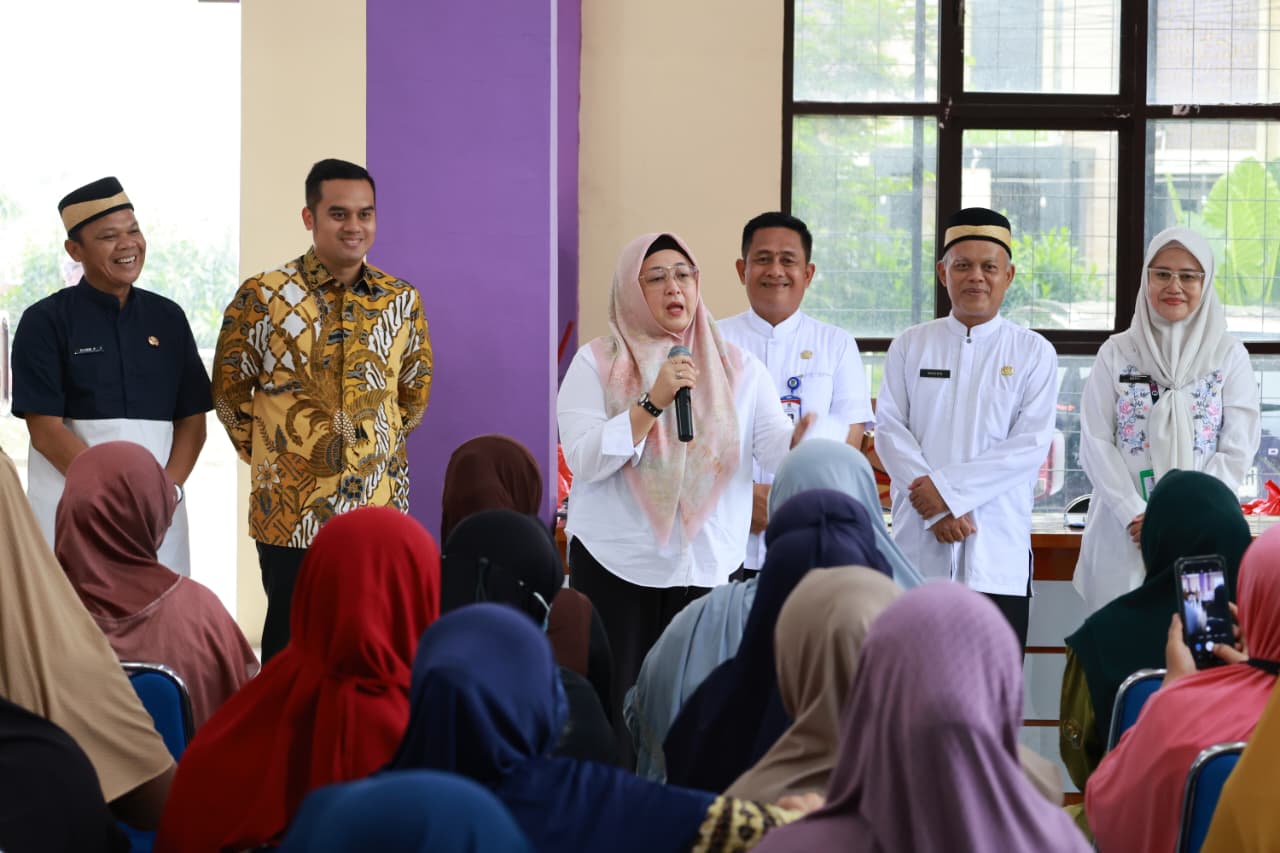 Wabup Tangerang Intan Nurul Hikmah memantau GPM di Bojong Nangka. 334 paket sembako Rp41 ribu disiapkan jelang Ramadan.