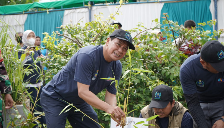 Bupati Tangerang hadiri HPSN 2026 di TPA Jatiwaringin dengan penanaman bambu, trembesi, dan ecoenzym. Fokus kurangi bau.