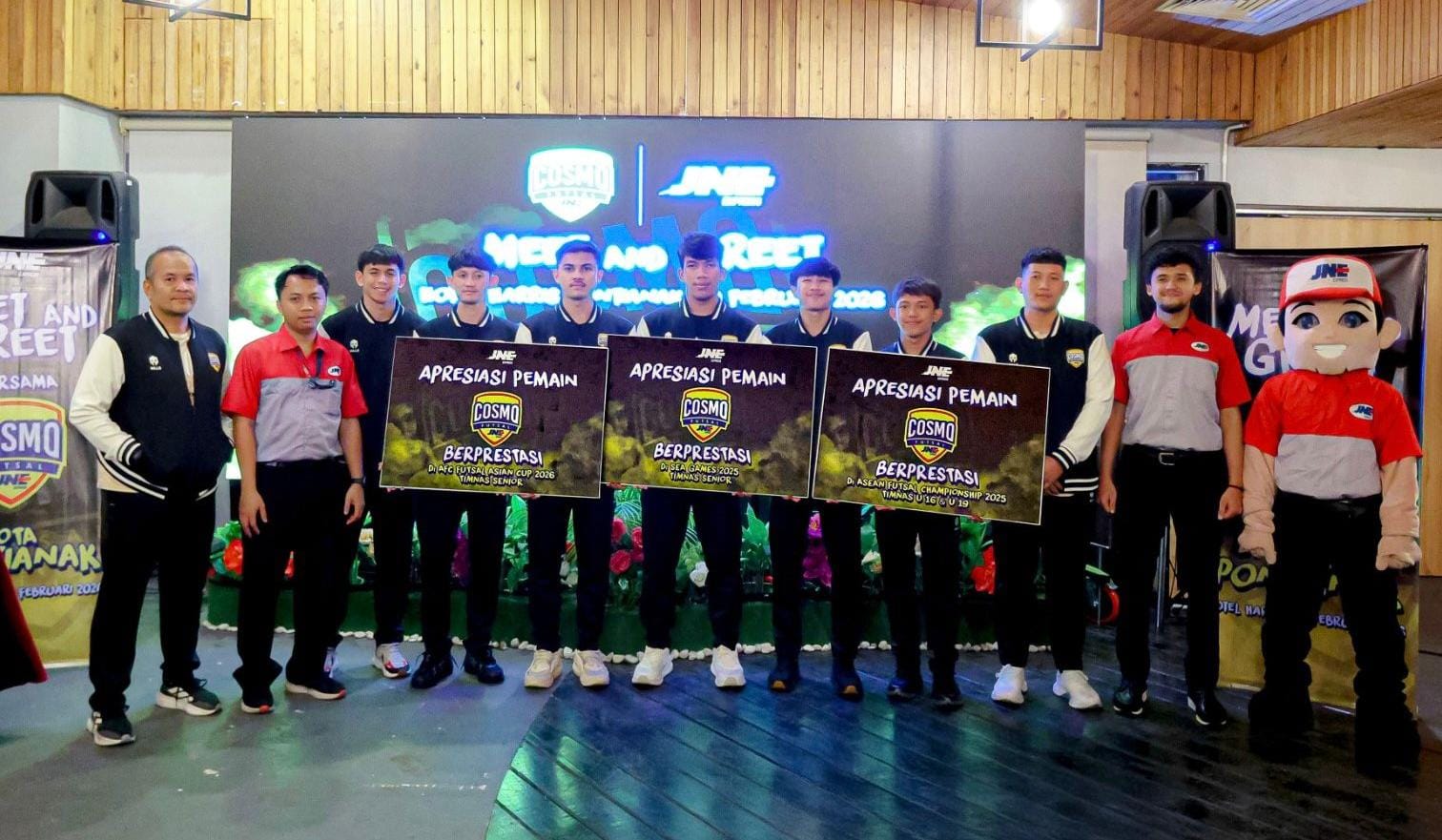JNE beri bonus puluhan juta kepada pemain dan pelatih Cosmo JNE FC atas kontribusi membawa Timnas Futsal Indonesia berprestasi di Asia.