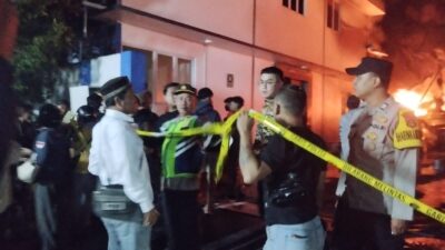 Kebakaran hebat melanda gedung produksi PT Futanlux Chemitraco di Cikupa, Tangerang. Tidak ada korban, sebab diduga korsleting.