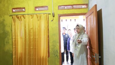 Wabup Tangerang Intan Nurul Hikmah meninjau renovasi RTLH di Sukabakti Curug, memastikan hunian layak, sehat, dan aman bagi warga.