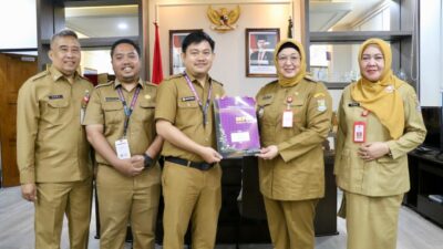 Wabup Tangerang menyerahkan SK kenaikan pangkat 334 PNS dan melepas 39 ASN pensiun TMT 1 Maret 2026 resmi 2026