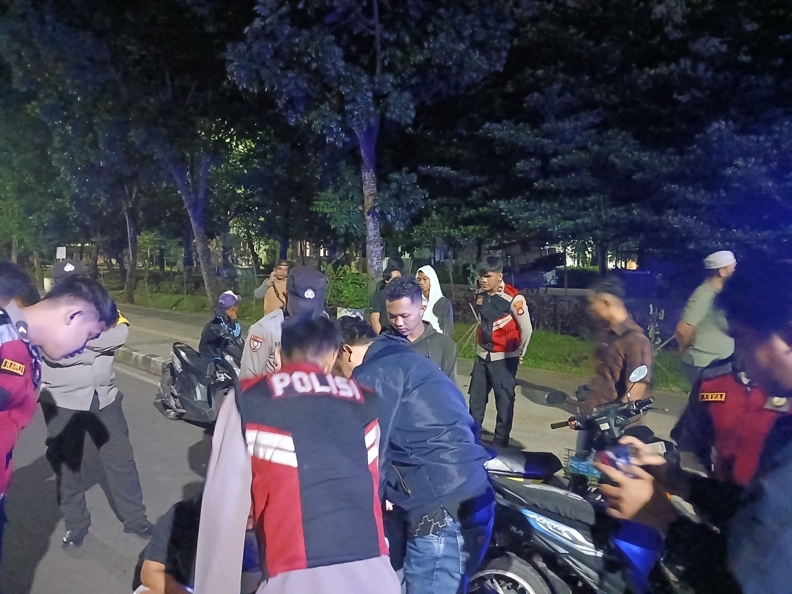 Polisi bubarkan balap lari dini hari di Alun-Alun Tigaraksa. Langkah persuasif dilakukan demi ketertiban dan keselamatan Ramadan.