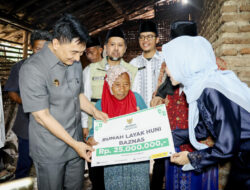 Safari Ramadan, Wagub Banten Beri Bantuan Bedah Rumah untuk Warga Pabuaran