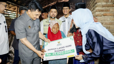 Wagub Banten salurkan bantuan Rp25 juta untuk renovasi RTLH warga Pabuaran, Kabupaten Serang saat Safari Ramadan.