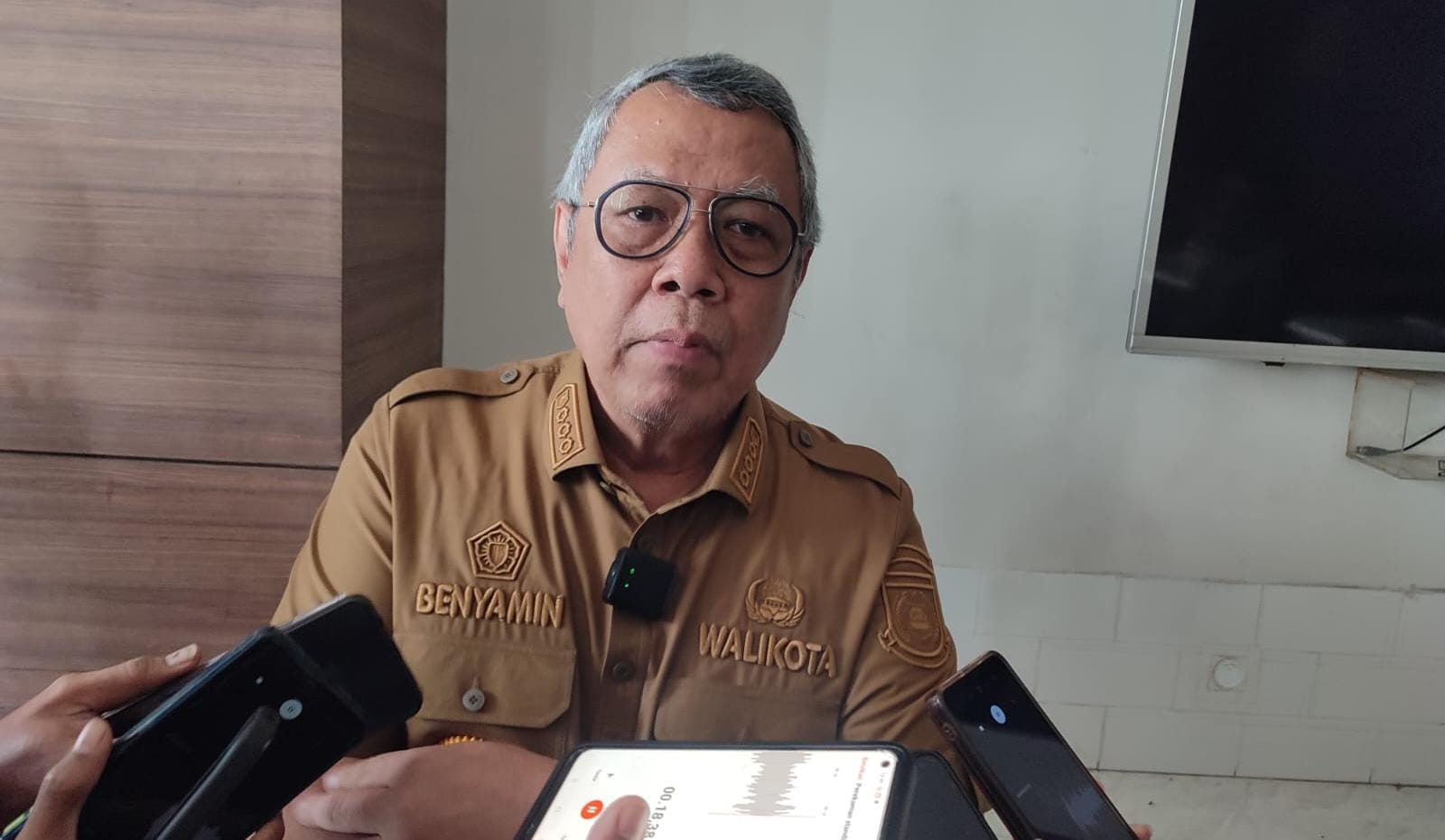 Forkopimda Tangsel membahas krisis sampah dengan target 108 ribu lubang biopori untuk kurangi sampah organik dari hulu terpadu.