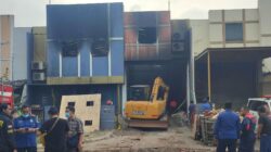 Kebakaran gudang pestisida di Tangsel diduga mencemari sungai. Pemkot evaluasi SLF, AMDAL, dan pengawasan gudang kimia.