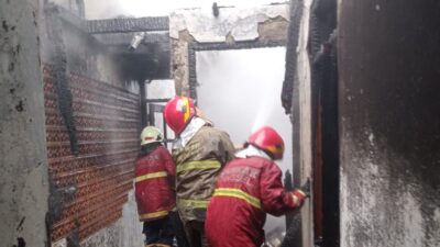 Kebakaran rumah di Pondok Cabe Ilir Pamulang Tangsel diduga akibat korsleting listrik, merusak 30 persen lantai dua bangunan.