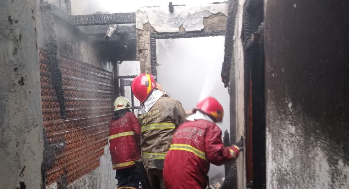 Kebakaran rumah di Pondok Cabe Ilir Pamulang Tangsel diduga akibat korsleting listrik, merusak 30 persen lantai dua bangunan.