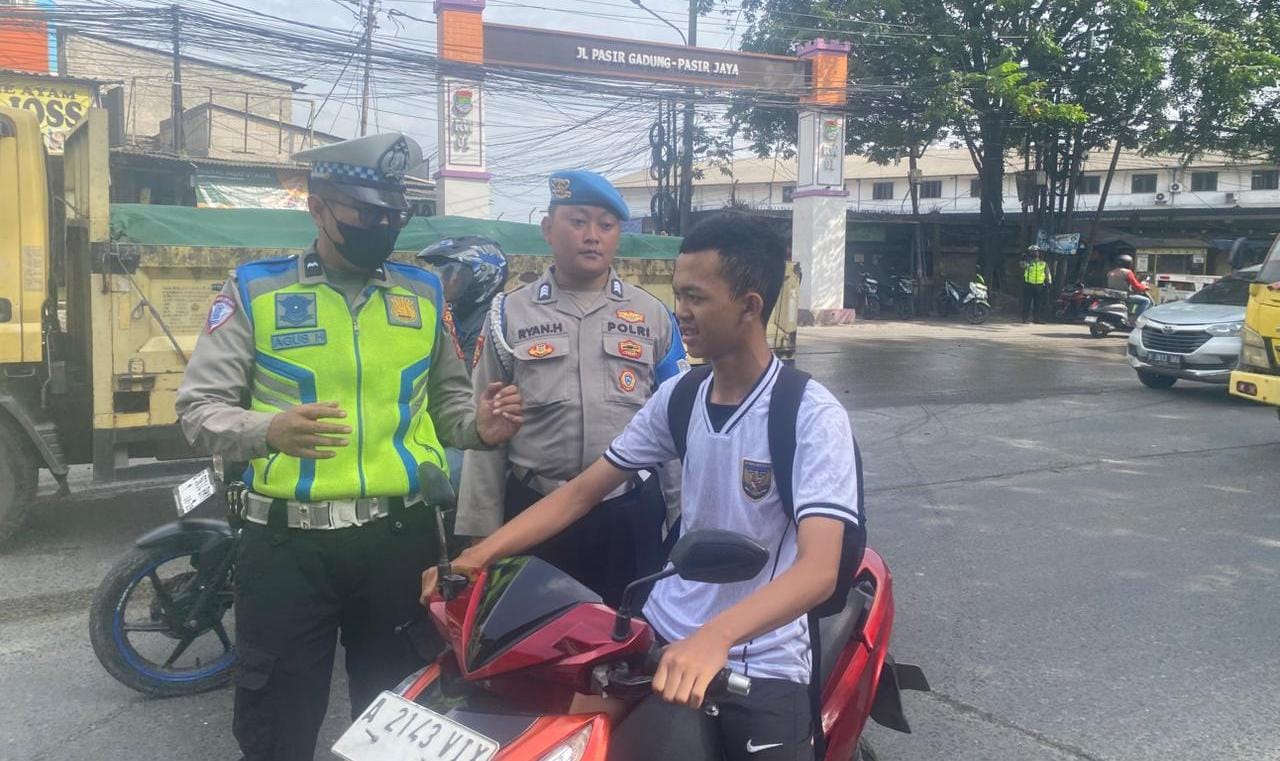 Polisi Satlantas Polresta Tangerang perketat pengawasan Jalan Raya Serang dalam Operasi Keselamatan Maung 2026 dengan edukasi.