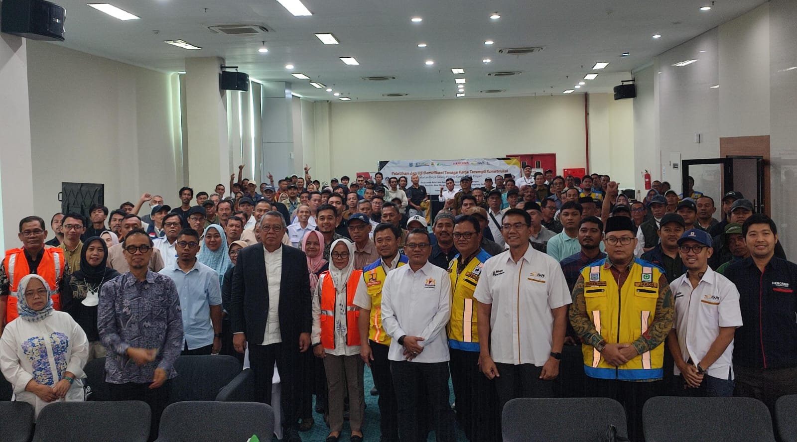 150 tukang baja ringan Tangsel ikuti pelatihan dan sertifikasi untuk tingkatkan kompetensi dan kualitas tenaga kerja konstruksi.