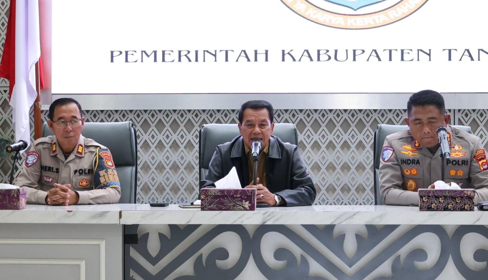 Pemkab Tangerang hentikan sementara truk tambang di jalan non-tol demi percepatan perbaikan jalan dan peningkatan keselamatan warga sekitar.