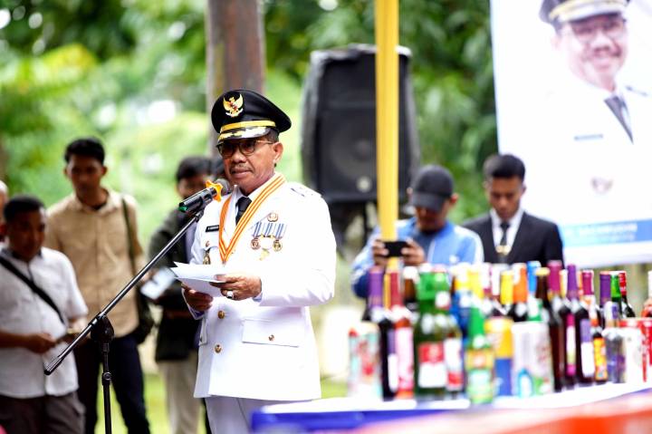 Pemkot Tangerang musnahkan 1.128 botol miras hasil razia setahun dalam rangka HUT ke-33 dan penegakan Perda.