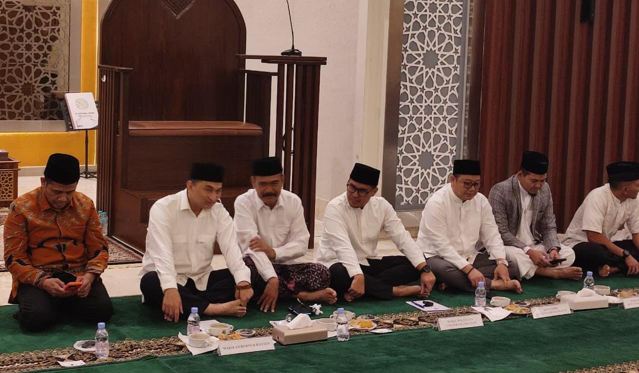 Safari Ramadan di Tangsel, Wagub Banten serahkan bansos dan RTLH serta ajak warga perkuat kebersamaan dan kepedulian.