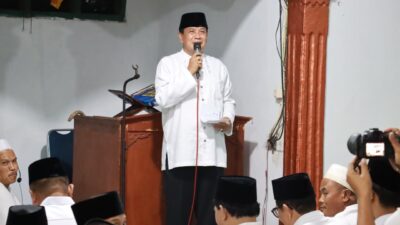 Bupati Tangerang Maesyal Rasyid Tarling di Kresek, ajak warga jaga kerukunan Ramadan dan serahkan hibah Rp20 juta.