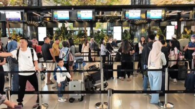 Anggota DPR RI Lazarus menilai pajak avtur, tiket pesawat, dan suku cadang menjadi penyebab harga tiket tetap mahal.