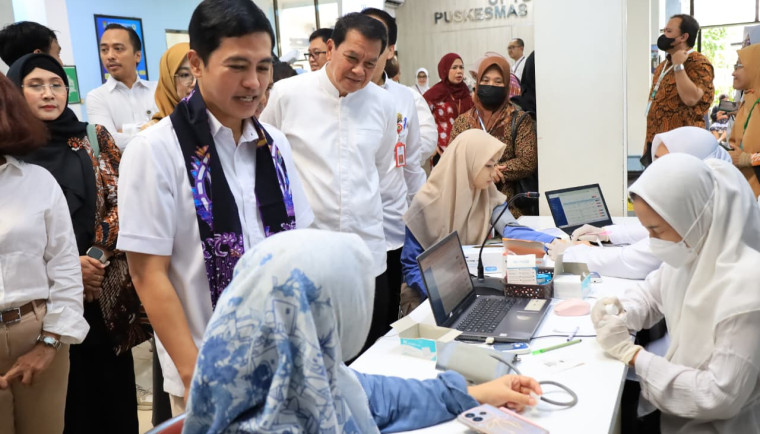 Wamenkes mengapresiasi program Cek Kesehatan Gratis di Kabupaten Tangerang yang capai 106 persen berkat inovasi digital.