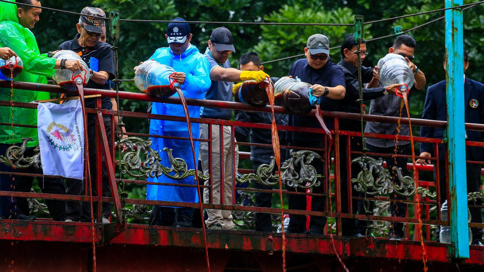 Pilar Saga Ichsan dampingi Menteri LH dan Gemabudhi tuang 10 ribu liter ecoenzyme ke Sungai Jaletreng Tangsel, pecahkan rekor MURI.