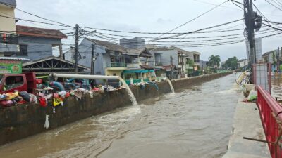 BPBD mencatat 8 titik banjir di Tangerang Selatan akibat hujan deras. Ratusan KK terdampak, sebagian wilayah kini mulai surut.