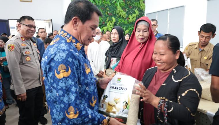 Pemkab Tangerang menyalurkan bantuan pangan CPPD tahap 1 tahun 2026 kepada ribuan KK di enam kecamatan jelang Idul Fitri.