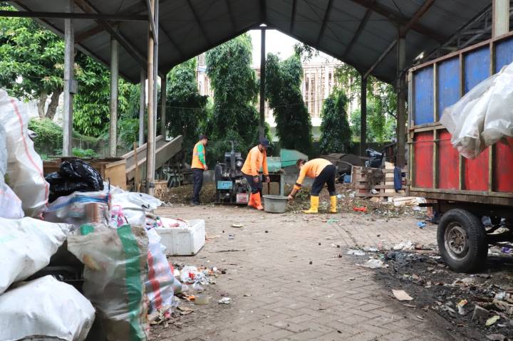 DLH Kota Tangerang siagakan 400 petugas agar layanan sampah tetap normal selama libur Idulfitri dan Lebaran.