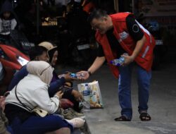Sapa Pemudik di Jalan Raya Serang, Deden Umardani Pastikan Layanan PMI Berjalan Optimal