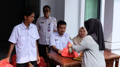 Ratusan warga Kresek antusias membeli paket sembako murah dalam Gerakan Pangan Murah Pemkab Tangerang jelang Idulfitri.