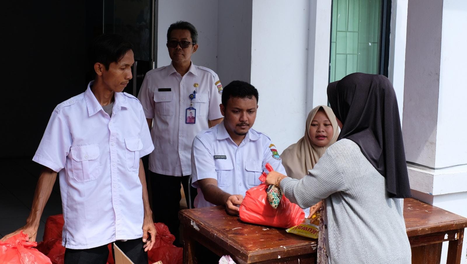 Ratusan warga Kresek antusias membeli paket sembako murah dalam Gerakan Pangan Murah Pemkab Tangerang jelang Idulfitri.