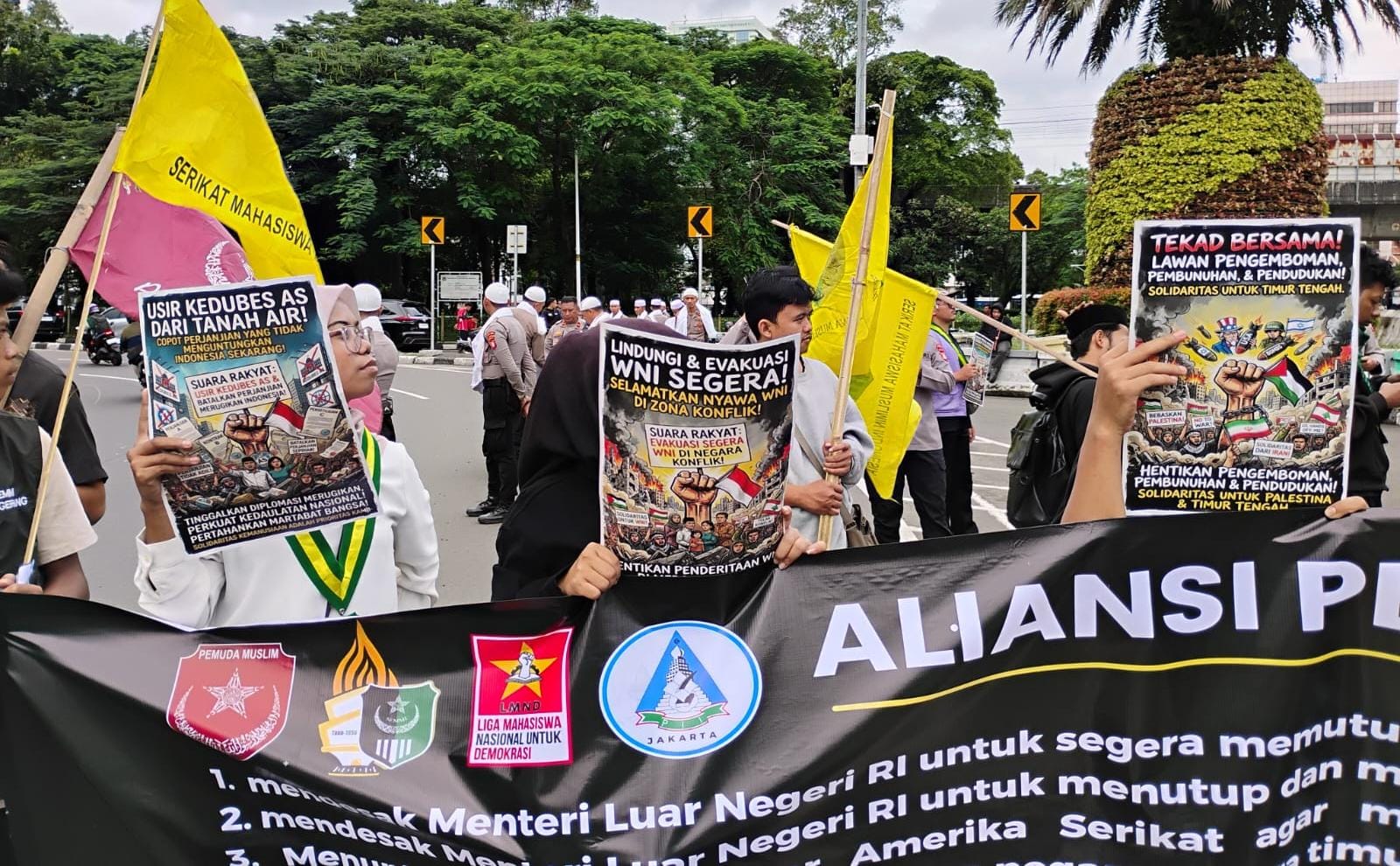 Aliansi Peduli Iran gelar aksi di Kedubes AS dan Kemenlu RI, kecam serangan AS ke Iran serta desak perlindungan WNI.